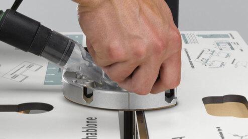 Oberfräsarbeiten an zwei Holzelementen mit Abstufung