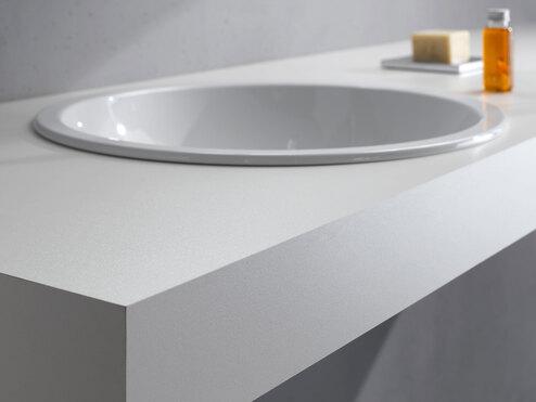 Weißer Waschtischaufsatz mit eingelassenem runden Waschbecken