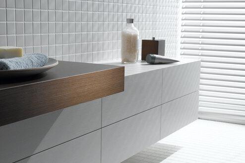 Detailaufnahme eines weißen Waschtischunterschrankes mit dunkler Waschtischplatte