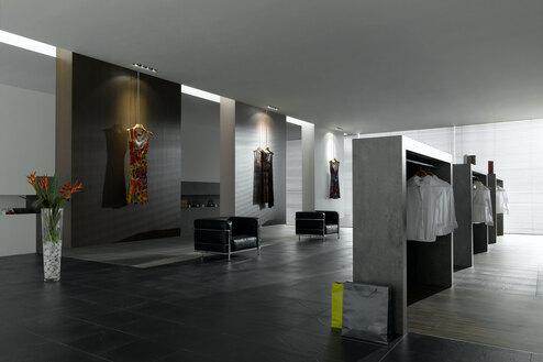 Impressionen eines hochwertigen Bekleidungsladens mit Weitläufigkeit und Einrichtung in Betonoptik