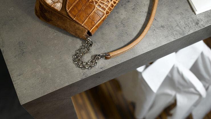 Detailaufnahme einer Laden-Ausstellungsecke mit einer Tierimitat-Handtasche von oben.