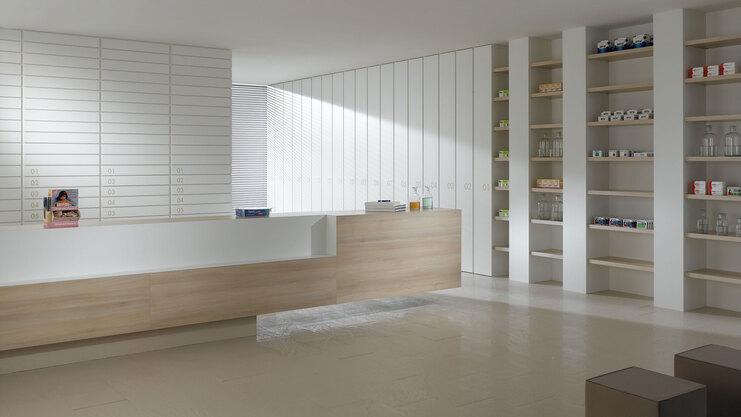Impressionen einer Apothekeneinrichtung mit hellen Holzmöbeln und geräumigem Regalsystem, sowie aufgeräumten Empfang.