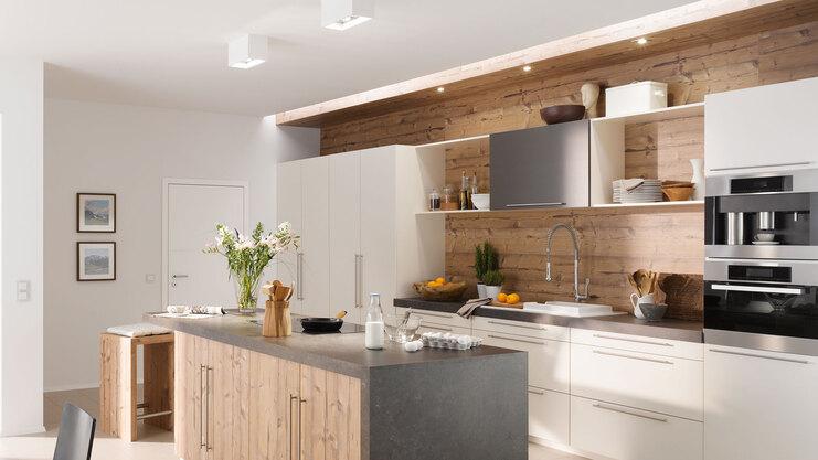 Impressionen einer Küche mit Esszimmer mit hellen Holzmöbeln und dunklen und weißen Fronten im Kontrast