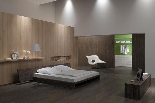 Schlafzimmerimpression mit Holzverkleidung an Wand Schlafzimmerimpression von Bett, Nachtisch und Sideboard mit Holzverkleidung an Wand und indirektert Beleuchtung