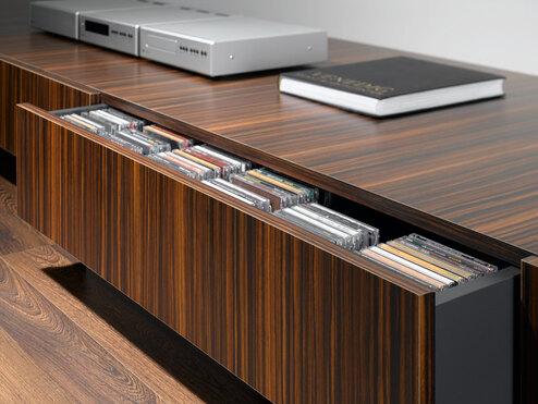 Detailaufnahme eines lackierten Sideboards mit offener Schublade für CD-Aufbewahrung