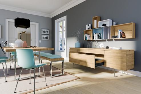 Esszimmerimpression in Holz-Türkis-Kombination, Sideboard und Sitzbank mit akzentuierter grauer Wandgestaltung