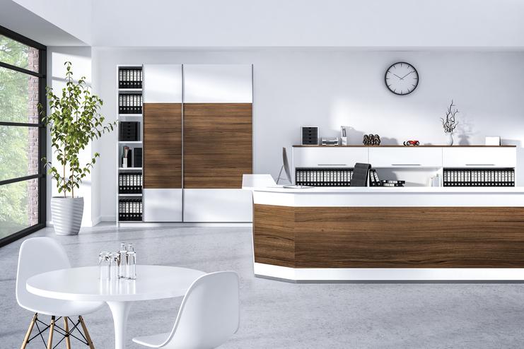 Küchenimpression in weiß mit dunkleren Holzakzenten und kleinem Esstisch