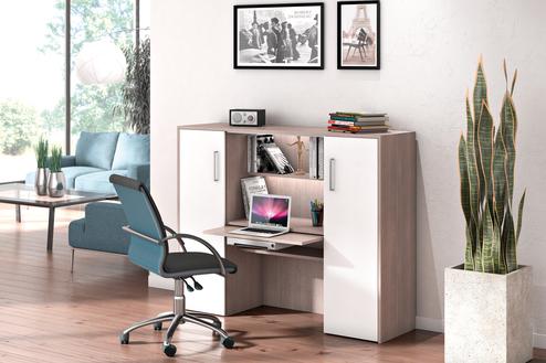 Kleine Büroecke innerhalb eines Wohnzimmers mit weißen Schranktüren und schmaler Arbeitsfläche, passend zur Wohnzimmergestaltung.