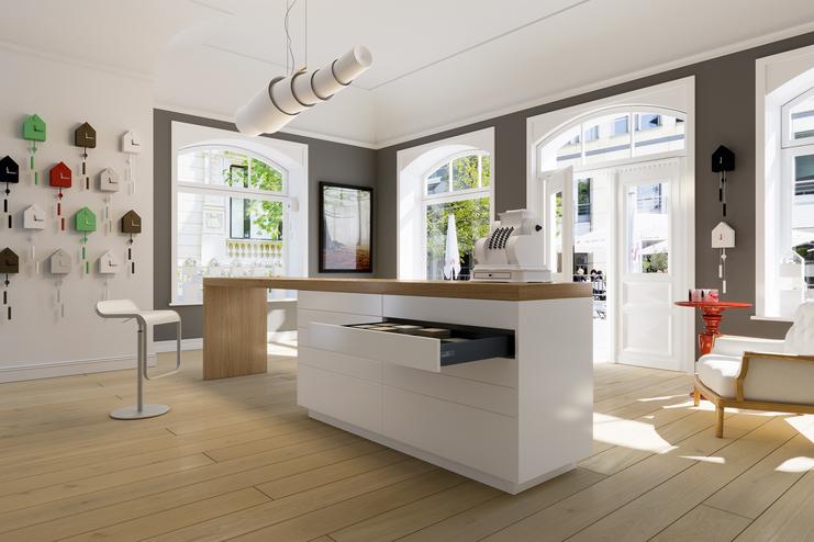 Offene Esszimmergestaltung mit Küchentresen, weiß lackiert und naturbelassenes Holz in Kombination mit Schubladen.