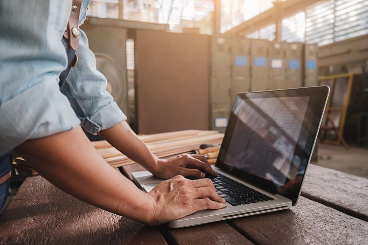 #Branche1# am Laptop - Zaunplanung #Branche1# am Laptop - Zaunplanung